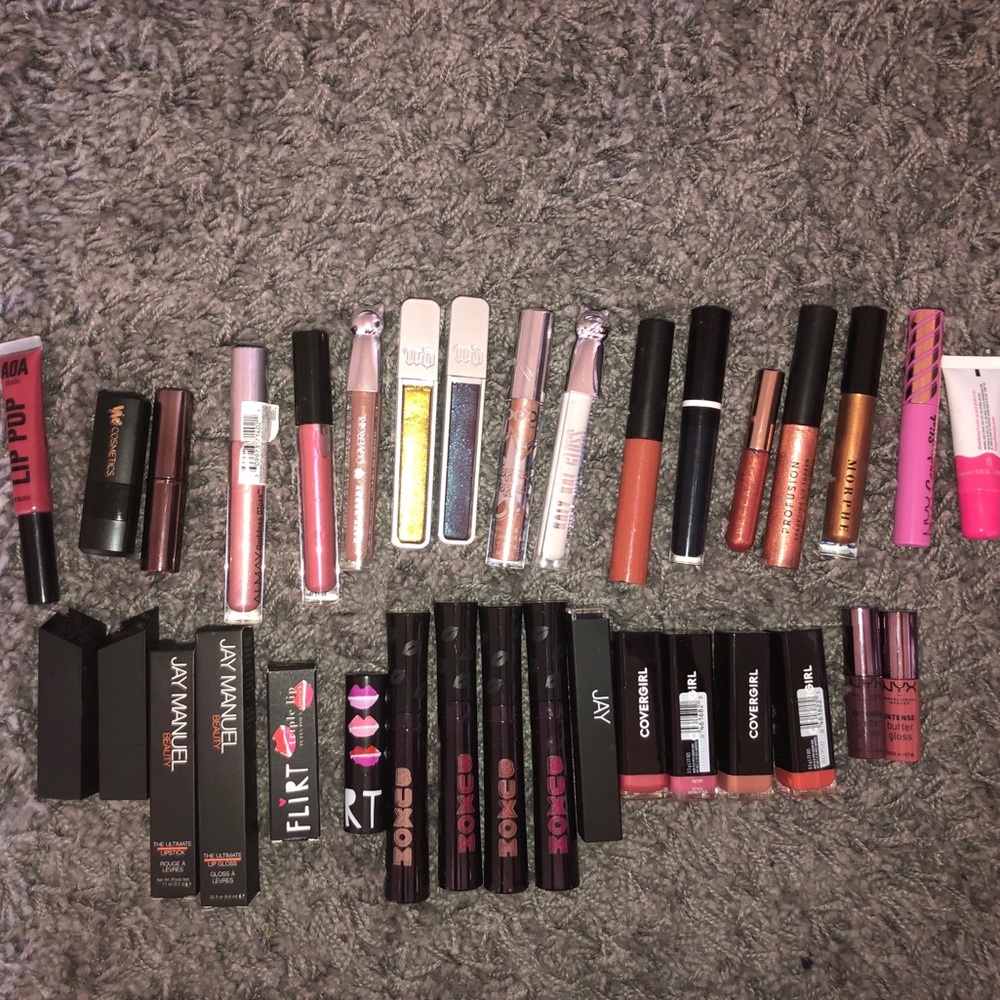 34 LIPPIES (FREE MAKEUP)